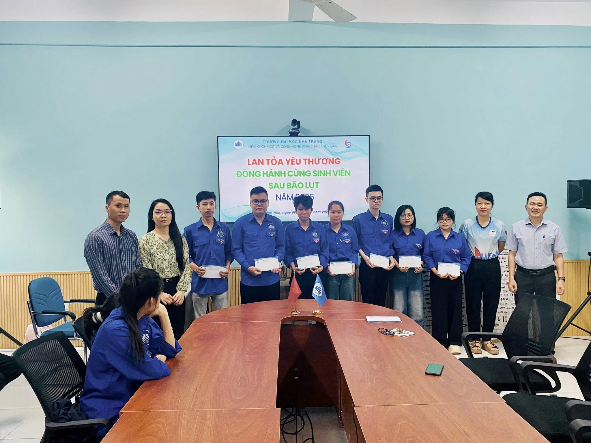 Đồng hành cùng sinh viên sau bão lũ