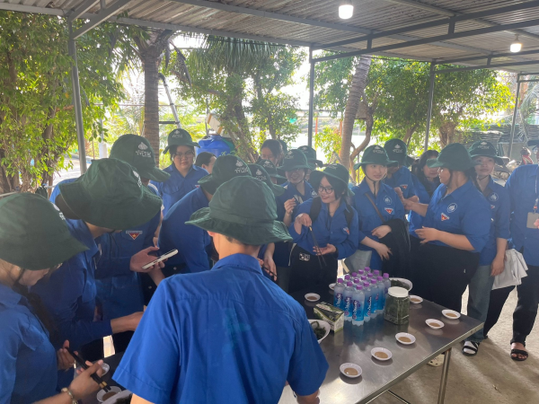 SINH VIÊN NĂM NHẤT TRẢI NGHIỆM THỰC TẾ TẠI DOANH NGHIỆP – GẮN KẾT LÝ THUYẾT VỚI THỰC TIỄN