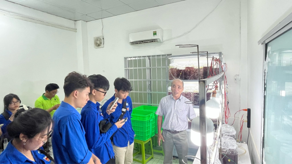 SINH VIÊN NĂM NHẤT TRẢI NGHIỆM THỰC TẾ TẠI DOANH NGHIỆP – GẮN KẾT LÝ THUYẾT VỚI THỰC TIỄN