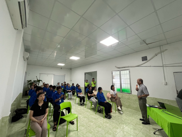 SINH VIÊN NĂM NHẤT TRẢI NGHIỆM THỰC TẾ TẠI DOANH NGHIỆP – GẮN KẾT LÝ THUYẾT VỚI THỰC TIỄN
