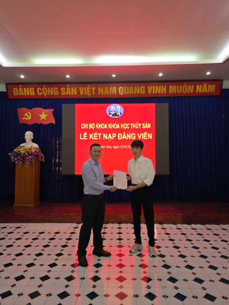 Chi bộ Khoa Khoa học Thủy sản kết nạp 03 đảng viên mới