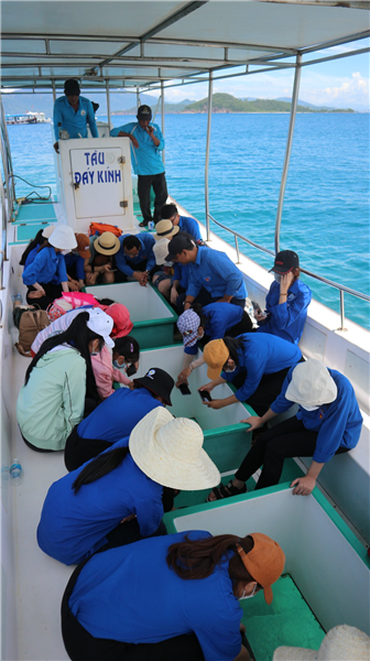 Sinh viên K63 ngành Quản lý thuỷ sản và Khai thác thuỷ sản tham quan học tập tại Khu bảo tồn biển Hòn Mun
