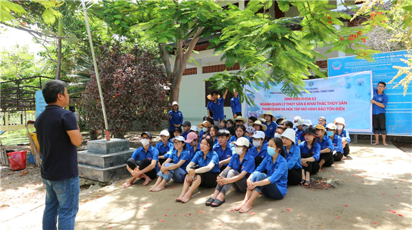 Sinh viên K63 ngành Quản lý thuỷ sản và Khai thác thuỷ sản tham quan học tập tại Khu bảo tồn biển Hòn Mun