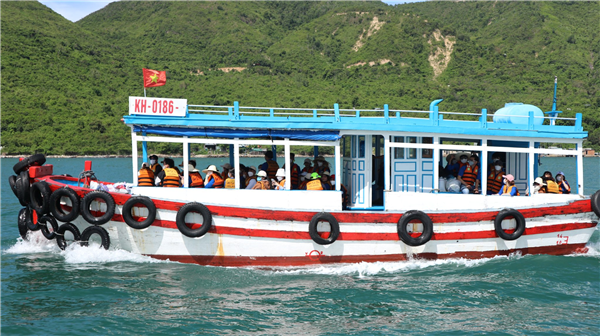 Sinh viên K63 ngành Quản lý thuỷ sản và Khai thác thuỷ sản tham quan học tập tại Khu bảo tồn biển Hòn Mun