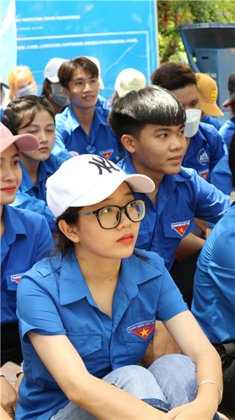 Sinh viên K63 ngành Quản lý thuỷ sản và Khai thác thuỷ sản tham quan học tập tại Khu bảo tồn biển Hòn Mun