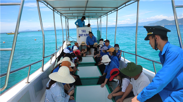 Sinh viên K63 ngành Quản lý thuỷ sản và Khai thác thuỷ sản tham quan học tập tại Khu bảo tồn biển Hòn Mun