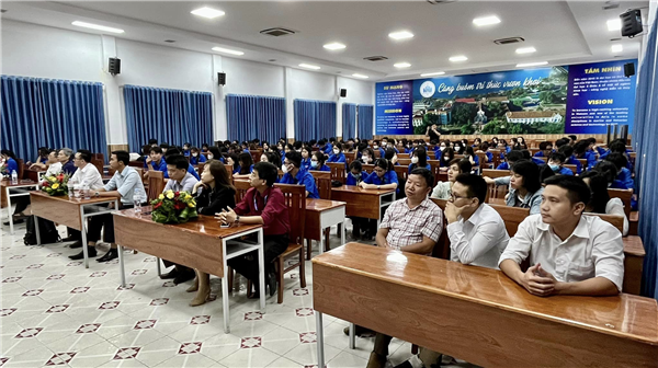 CHÀO CỜ THÁNG 12 KẾT HỢP TRAO HỌC BỔNG CHO SINH VIÊN