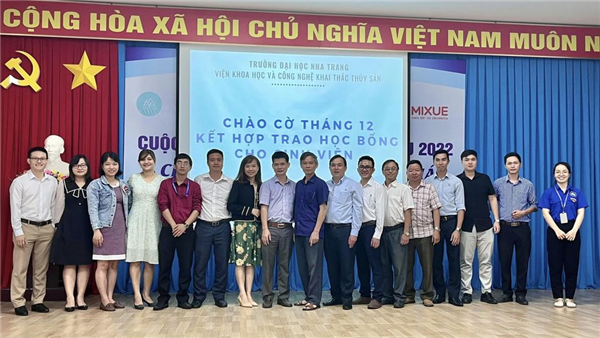 CHÀO CỜ THÁNG 12 KẾT HỢP TRAO HỌC BỔNG CHO SINH VIÊN