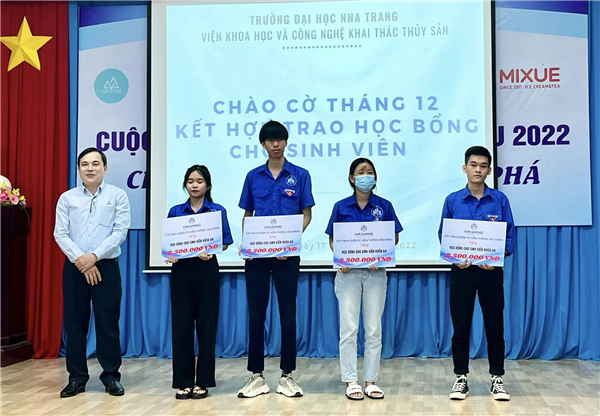 CHÀO CỜ THÁNG 12 KẾT HỢP TRAO HỌC BỔNG CHO SINH VIÊN