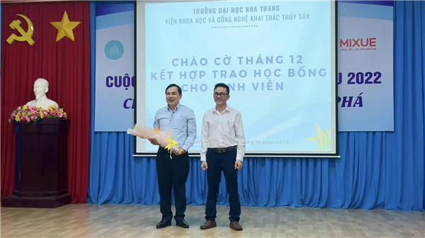 CHÀO CỜ THÁNG 12 KẾT HỢP TRAO HỌC BỔNG CHO SINH VIÊN