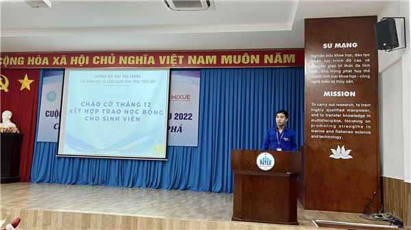 CHÀO CỜ THÁNG 12 KẾT HỢP TRAO HỌC BỔNG CHO SINH VIÊN