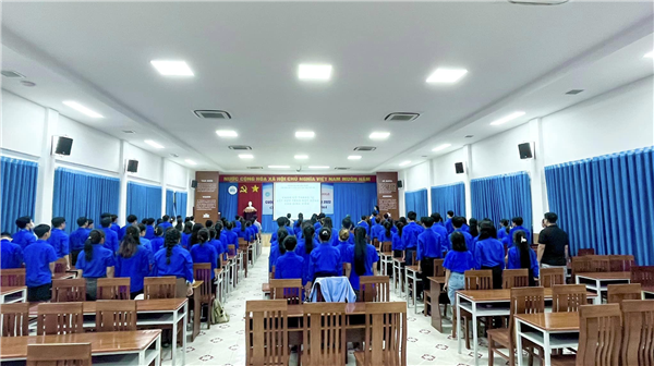 CHÀO CỜ THÁNG 12 KẾT HỢP TRAO HỌC BỔNG CHO SINH VIÊN