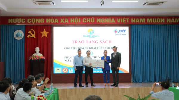 Công ty Siam Brothers Việt Nam trao tặng tài liệu phục vụ đào tạo