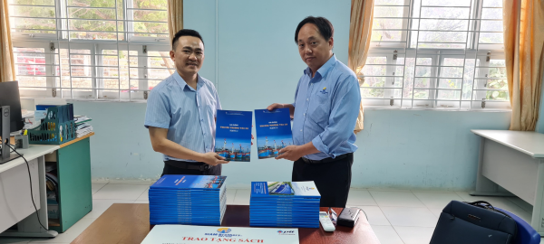 LỄ TRAO TẶNG SÁCH ĐÀO TẠO THUYỀN VIÊN TÀU CÁ