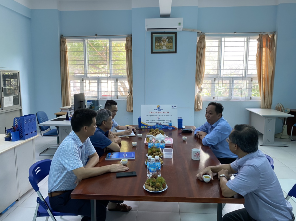 LỄ TRAO TẶNG SÁCH ĐÀO TẠO THUYỀN VIÊN TÀU CÁ