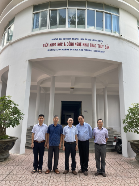 LỄ TRAO TẶNG SÁCH ĐÀO TẠO THUYỀN VIÊN TÀU CÁ