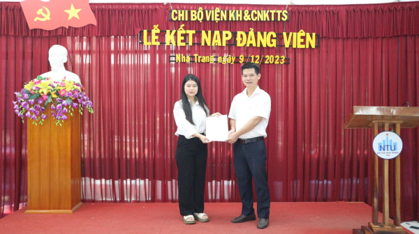 02 SINH VIÊN NGÀNH QUẢN LÝ THUỶ SẢN ĐƯỢC KẾT NẠP ĐẢNG VIÊN VÀO NĂM 3 ĐẠI HỌC