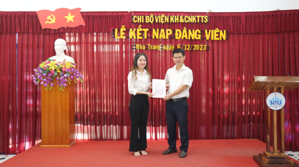 02 SINH VIÊN NGÀNH QUẢN LÝ THUỶ SẢN ĐƯỢC KẾT NẠP ĐẢNG VIÊN VÀO NĂM 3 ĐẠI HỌC