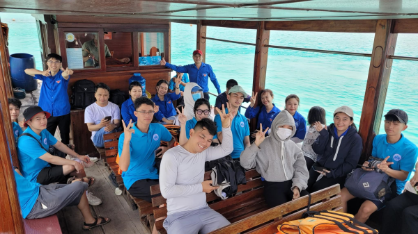 THẢ HƠN 72.000 CON TÔM, CUA TÁI TẠO NGUỒN LỢI THỦY SẢN VỊNH NHA TRANG