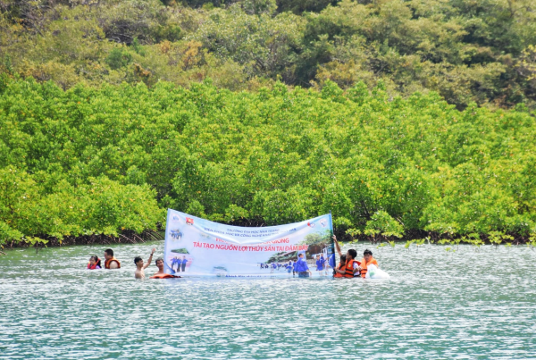 THẢ HƠN 72.000 CON TÔM, CUA TÁI TẠO NGUỒN LỢI THỦY SẢN VỊNH NHA TRANG