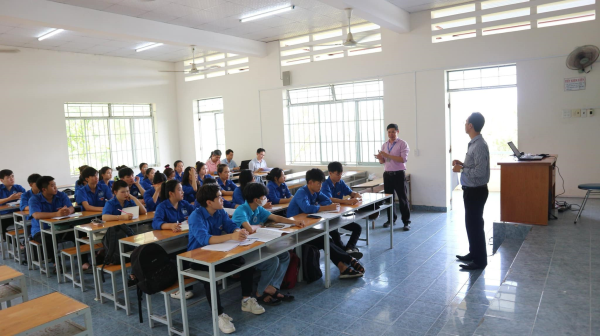 GIAO LƯU CHUYÊN MÔN CÙNG CỰU SINH VIÊN