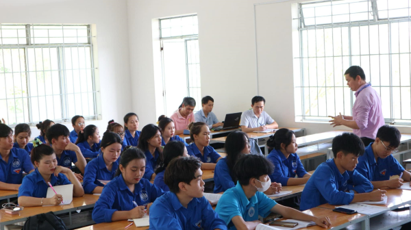 GIAO LƯU CHUYÊN MÔN CÙNG CỰU SINH VIÊN