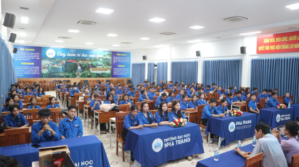 Chào cờ tháng 9 và chào đón tân sinh viên K67