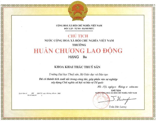 Hu&acirc;n chương Chủ tịch nước tặng Khoa Khai th&aacute;c Thủy sản (Nay l&agrave; Viện Khoa học v&agrave; C&ocirc;ng nghệ Khai th&aacute;c Thủy sản)